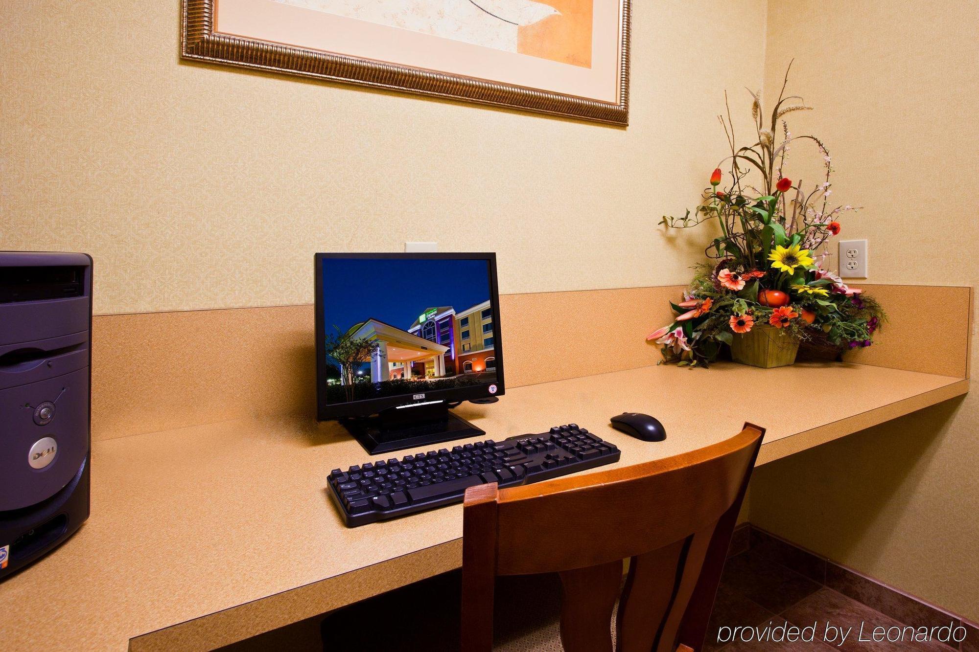Holiday Inn Express Hotel & Suites Tampa-Fairgrounds-Casino By Ihg Mango Съоръжения снимка