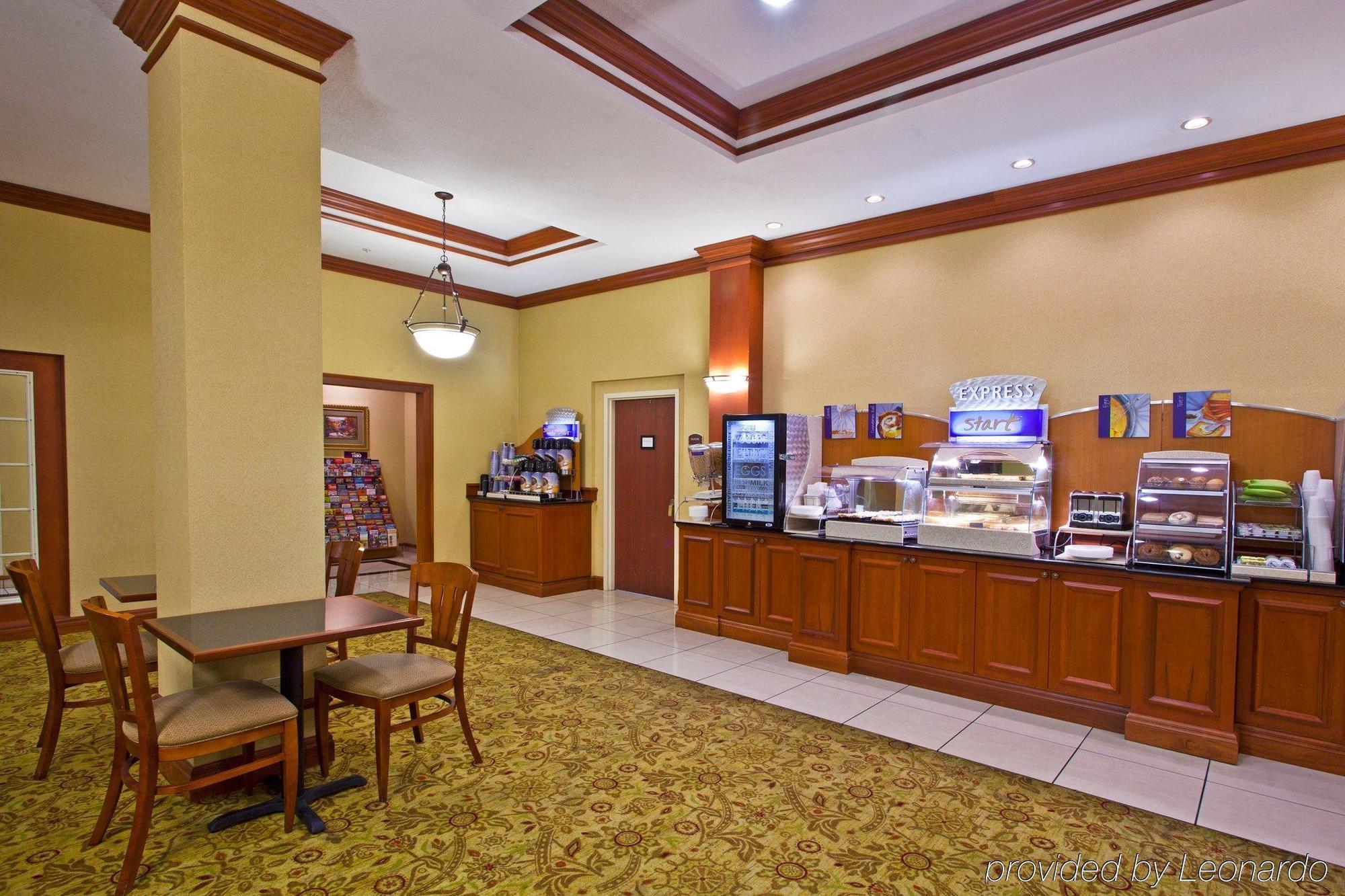 Holiday Inn Express Hotel & Suites Tampa-Fairgrounds-Casino By Ihg Mango Ресторант снимка