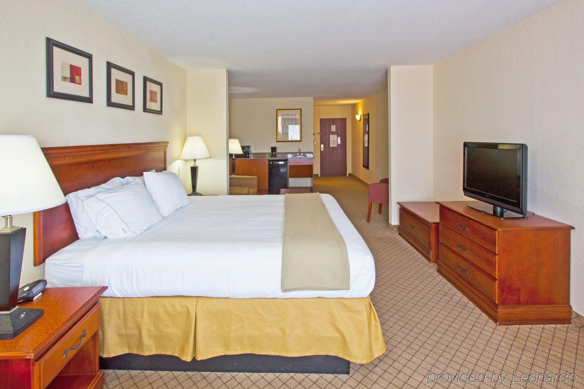 Holiday Inn Express Hotel & Suites Tampa-Fairgrounds-Casino By Ihg Mango Стая снимка